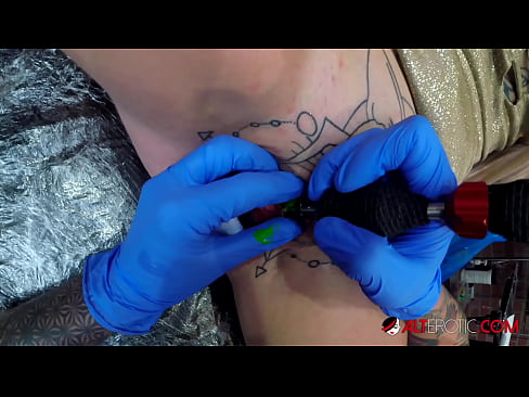 ❤️ An hottie thar a bheith tattooed Sully Savage fuair tattoo ar a clitoris ☑ Porn linn ❌️❤