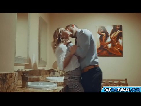 ❤️ Nuair a mheallann blonde busty tú i seomra scíthe poiblí ☑ Porn linn ❌️❤